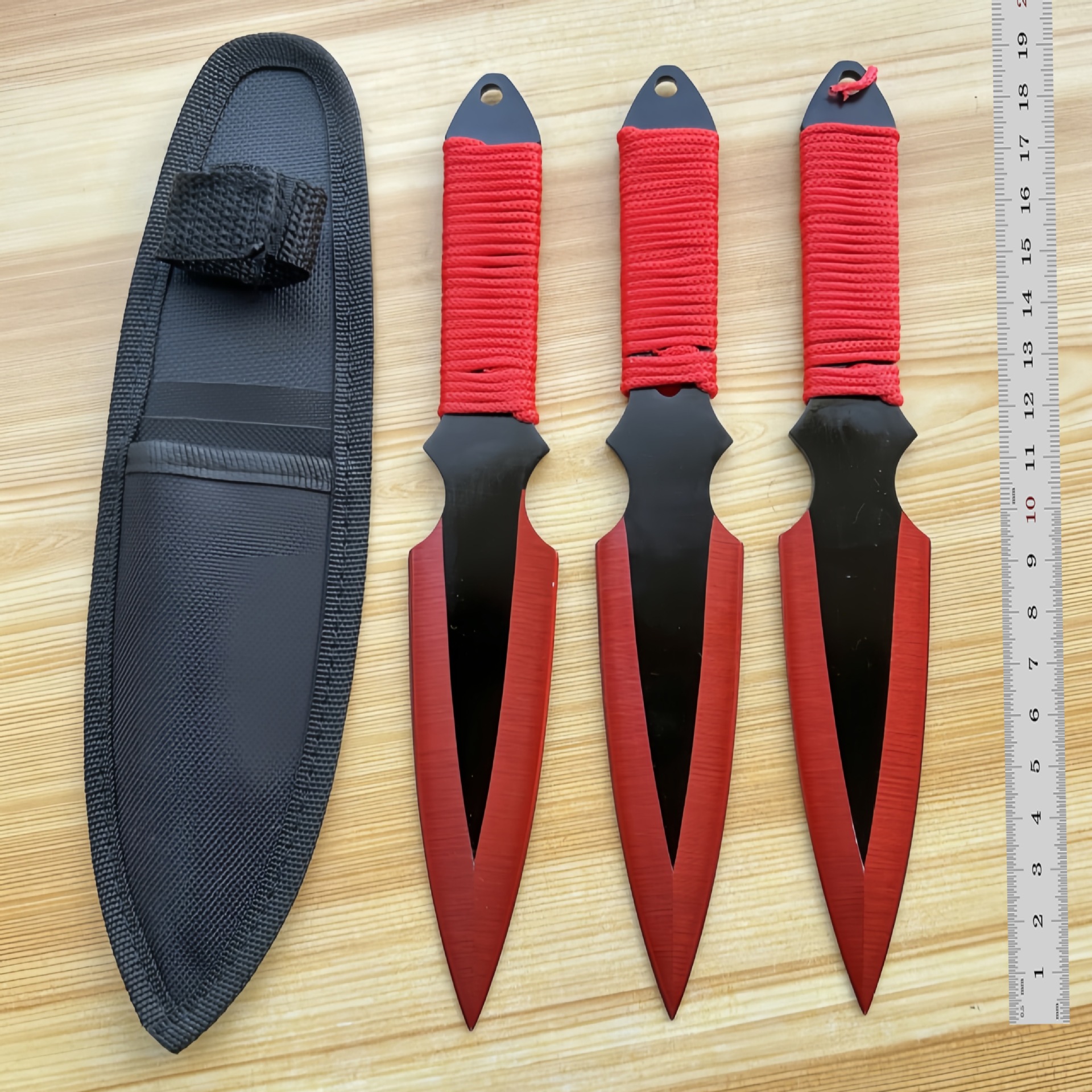 Lot de couteaux de lancer d'entraînement YF122 – 3 pièces, Détail rouge Lot de couteaux de lancer d'entraînement YF122 – 3 pièces, Détail rouge